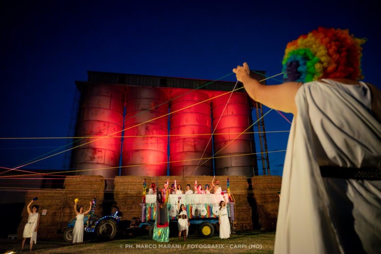 Corteo, riso e lana: il coro pacifista della Lisistrata alle Sementerie